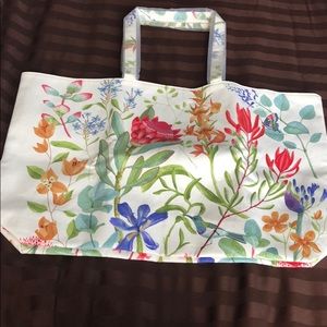 100% cotton flowery tote. Perfect for summer